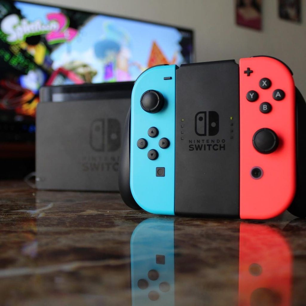 Nintendo Switch Nintendo with Neon Blue and Neon Red Joy-Con 32G 2022