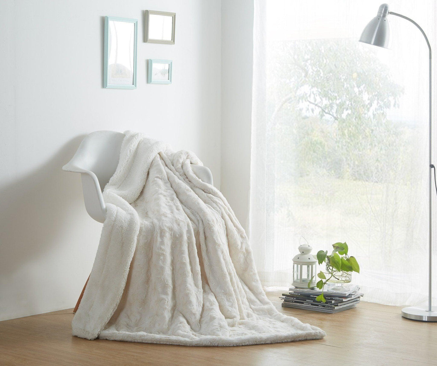 DaDa Bedding Luxury White Roses Fluffy Soft Sherpa Backside Faux Fur