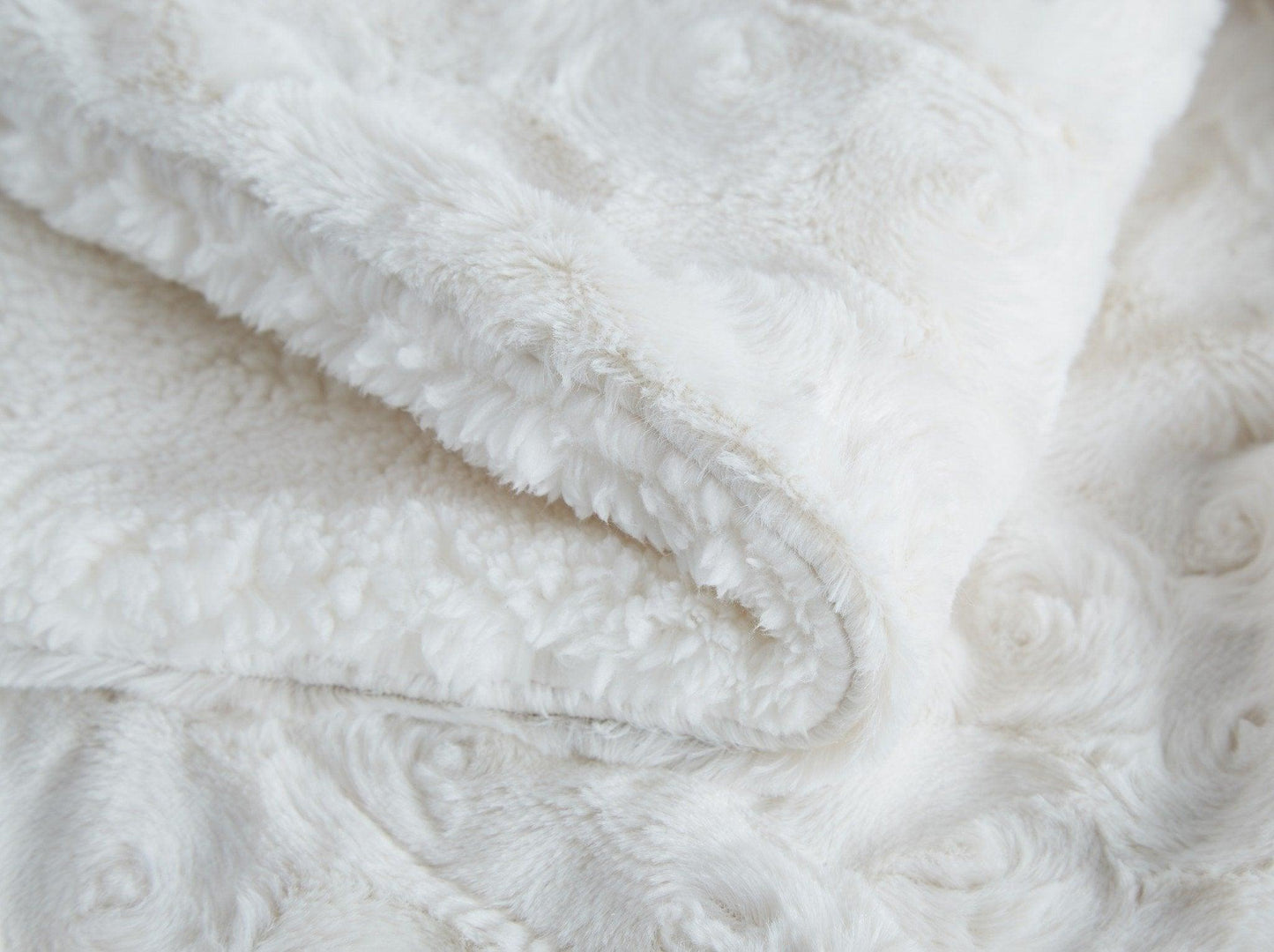 DaDa Bedding Luxury White Roses Fluffy Soft Sherpa Backside Faux Fur