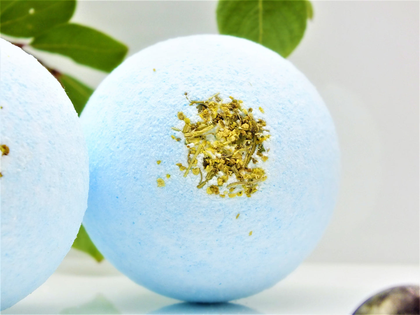 Elderflower & Noir bath bomb